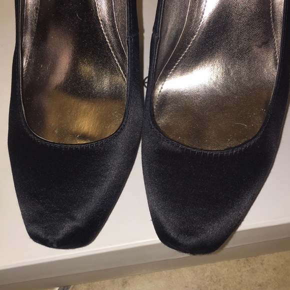 Calvin Klein; Satin. 8.5M - Picture 2 of 8